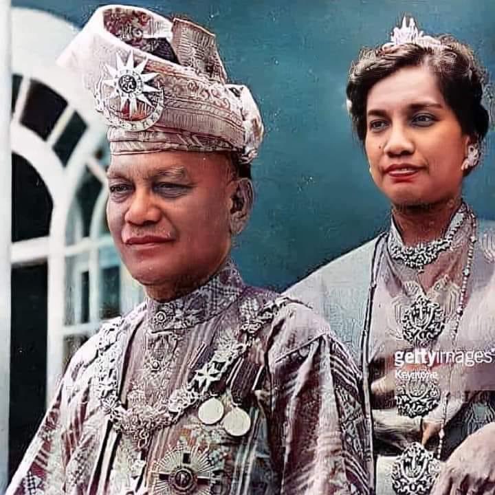 kisahtwt's tweet image. Inilah gambar asal sebelum dicetak diatas not wang kertas Ringgit Malaysia (RM). Sehingga kini gambar Yang Di-Pertuan Agong Malaysia yang pertama ini masih digunakan pada wang kertas Ringgit Malaysia (RM).

Al-Marhum Tuanku Abdul Rahman Ibni Al-Marhum Tuanku Muhammad-