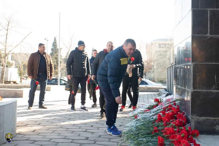 kepez_pfc's tweet photo. 20 Yanvar faciəsinin ildönümüdür

Bu gün 20 Yanvar faciəsinin 32-ci ildönümüdür. "Kəpəz" klubunun kollektivi Gəncədə 20 Yanvar abidəsini ziyarət edib. Xatirə kompleksinin önünə qərənfillər düzülüb, şəhidlərin ruhuna dualar oxunub. 

Allah rəhmət eləsin!

#Kepez #Kəpəz #Kapaz https://t.co/uAgUrOfw1s