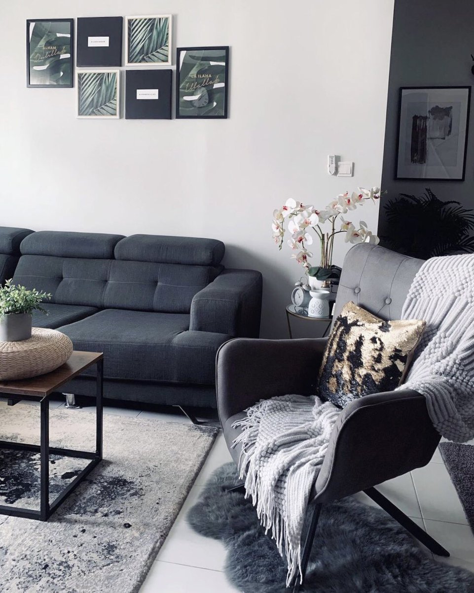 Tojimato's tweet photo. ESTETIKA MONOKROM—
Tips warna hitam dalam ruang kecil:
-Paint the right walls dark
-Pick the right finish - matte black
-Let big things blend - sofa, dining table
-Choose decor that contrasts - white flowers

📷 humble_tinyhouse19
📷 farehahnasir
🏠 850 sqft
PART 1 https://t.co/JuFkkJgk7J