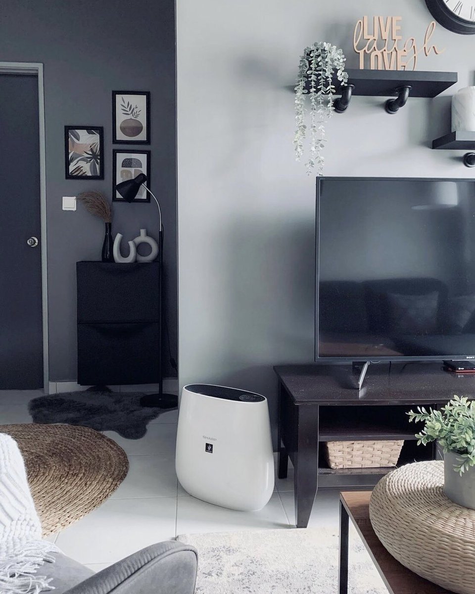 Tojimato's tweet photo. ESTETIKA MONOKROM—
Tips warna hitam dalam ruang kecil:
-Paint the right walls dark
-Pick the right finish - matte black
-Let big things blend - sofa, dining table
-Choose decor that contrasts - white flowers

📷 humble_tinyhouse19
📷 farehahnasir
🏠 850 sqft
PART 1 https://t.co/JuFkkJgk7J