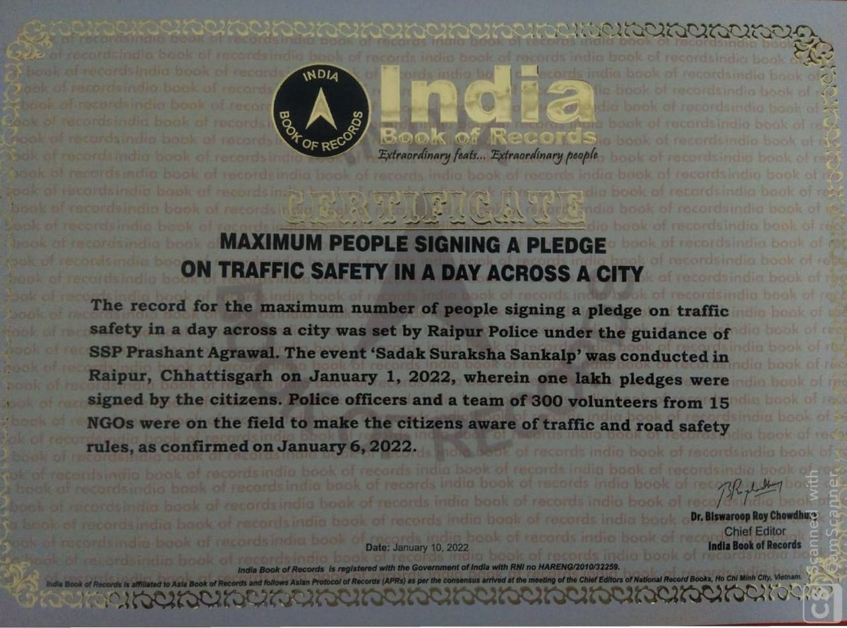 रायपुर पुलिस ने नागरिकों के साथ मिल कर इंडिया एवं एशिया बुक ऑफ रिकॉर्ड में दर्ज़ किया अपना नाम। 'सुनो रायपुर' पहल के तहत 1 जनवरी को शहर के 1 लाख से अधिक लोगों ने सड़क संकल्प पत्र पर हस्ताक्षर कर रचा ये कीर्तिमान। #RaipurPolice