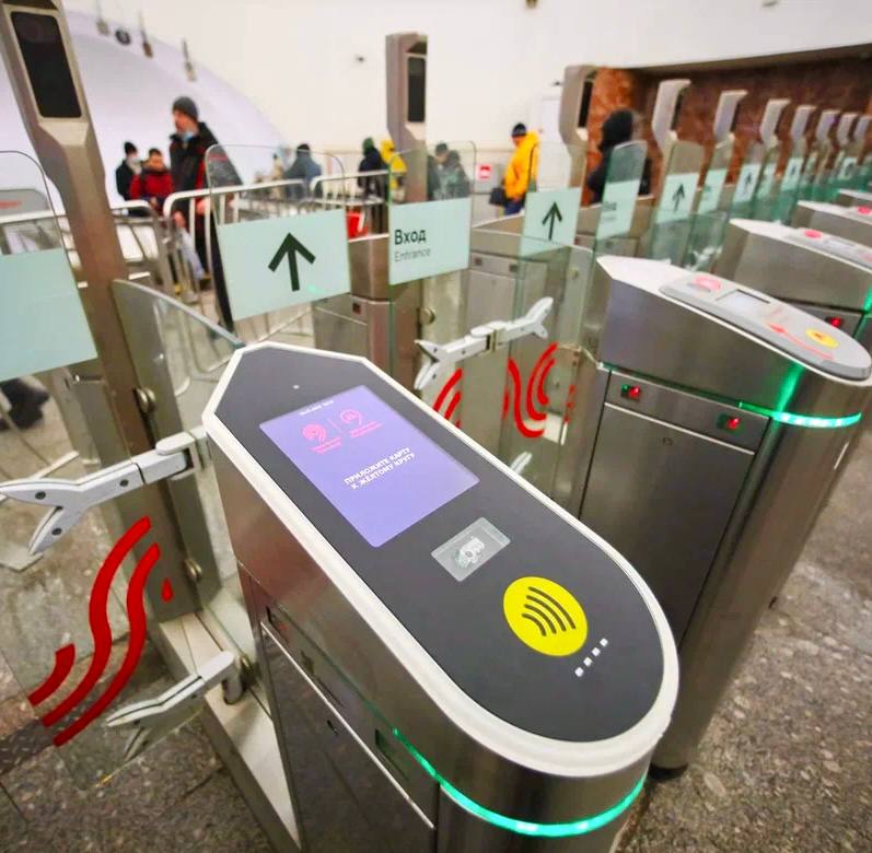 В метро начали тестировать новые турникеты , благодаря которым увеличится скорость считывания и появится возможность оплаты смартфоном без разблокировки. Для слабовидящих людей на контроллере есть яркая обводка и шрифт Брайля🟢