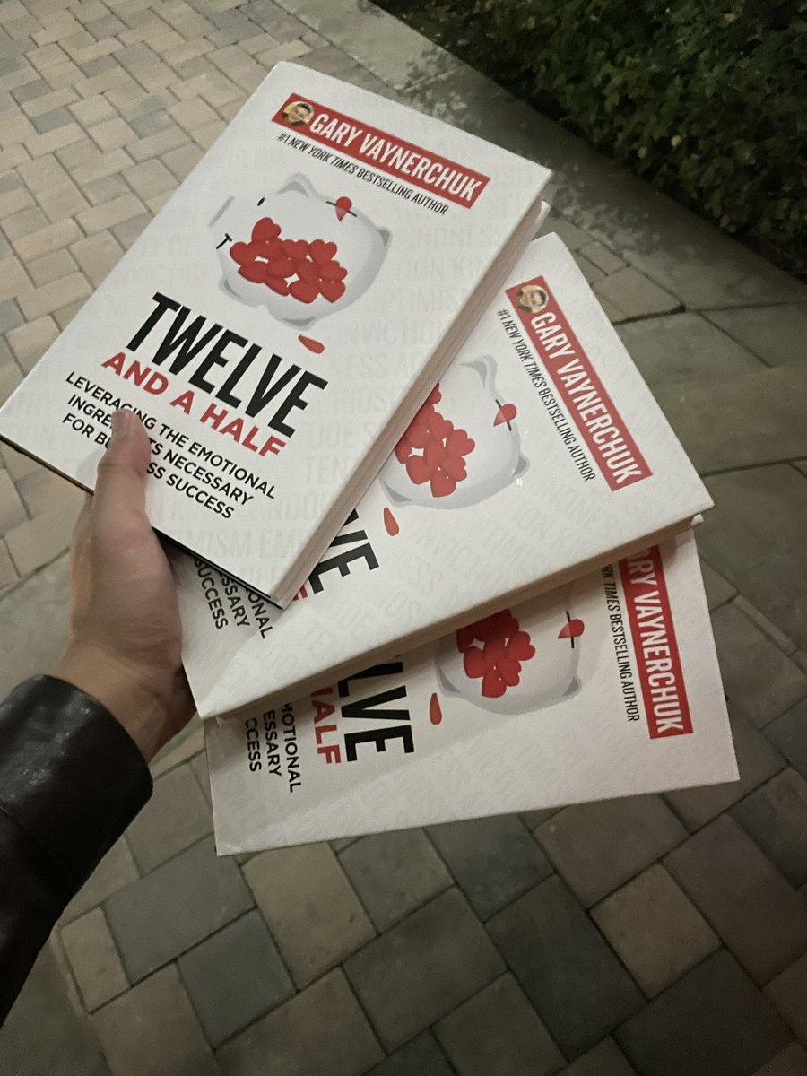 andr3w's tweet photo. you know your friends does NFTs when he says he has a gift for you and it’s this 😭 https://t.co/Tosx69DN63
