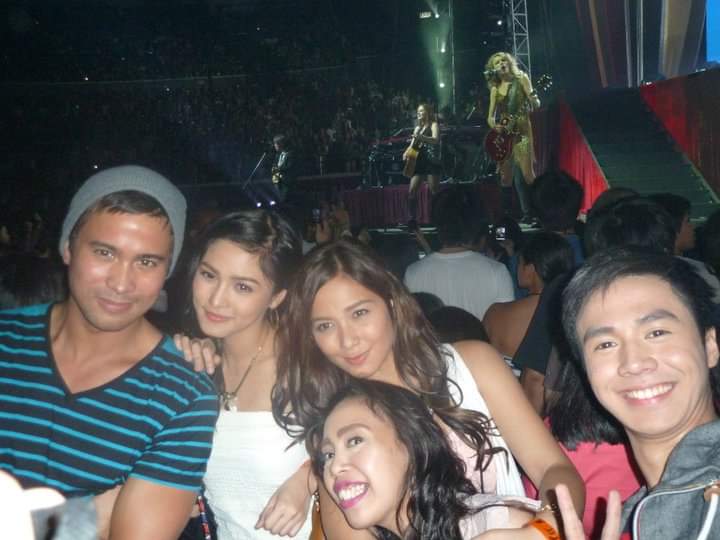 tealorswift_13's tweet photo. 📲 .@DojaCat a certified swiftie since 2011 attending the Fearless tour in the Philippines with her Filipino friends https://t.co/sV4XoWXisH