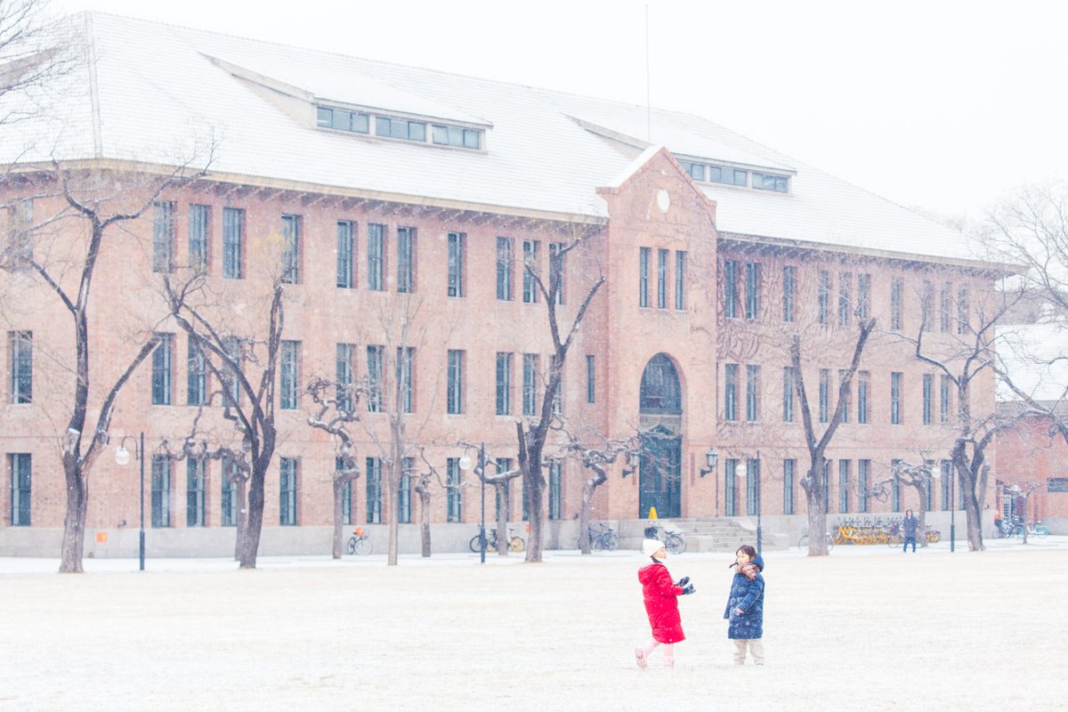 Tsinghua_Uni's tweet photo. Snowflakes are dancing in the air! Enjoy the first snow of 2022. 
#DiscoverTsinghua https://t.co/3P2WYaLDoQ