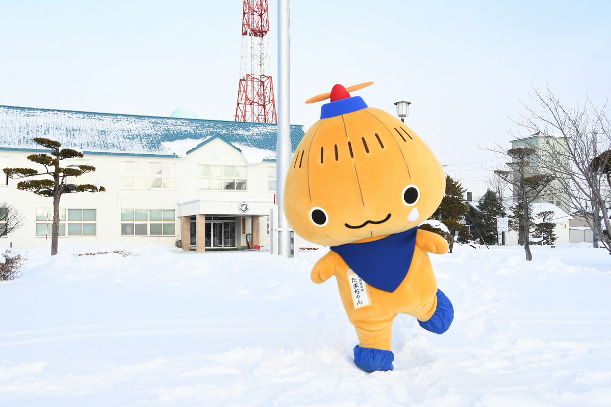 丘珠駐屯地 のマスコットキャラクター「たまちゃん」は雪の中でも元気