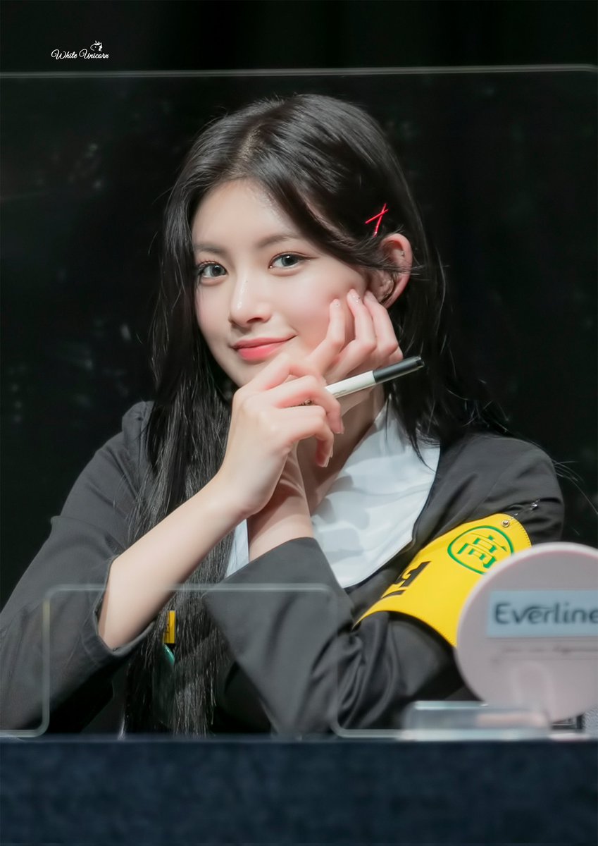 WhiteUni_1229's tweet photo. 220114 HQ🌿 

#이런 #왕이런 #王怡人 #YIREN
#에버글로우 #EVERGLOW https://t.co/gfnto2Q27w