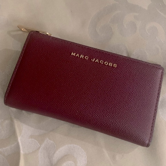 ChrisAbolafia's tweet photo. So good I had to share! Check out all the items I'm loving on @Poshmarkapp #poshmark #fashion #style #shopmycloset #hayn #marcjacobs #givenchy: https://t.co/0lJLBwWXUm https://t.co/dMDoSYkjMi