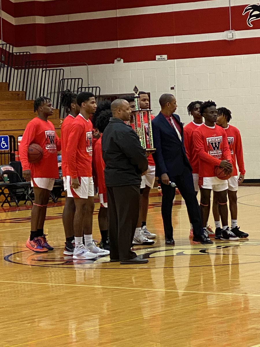whsmustangs's tweet photo. Help us congratulate @WHSMustangHoops for receiving the Inside Sports Team Award before their game this evening! Congratulations! 🎉 https://t.co/SWgkuk7OFR