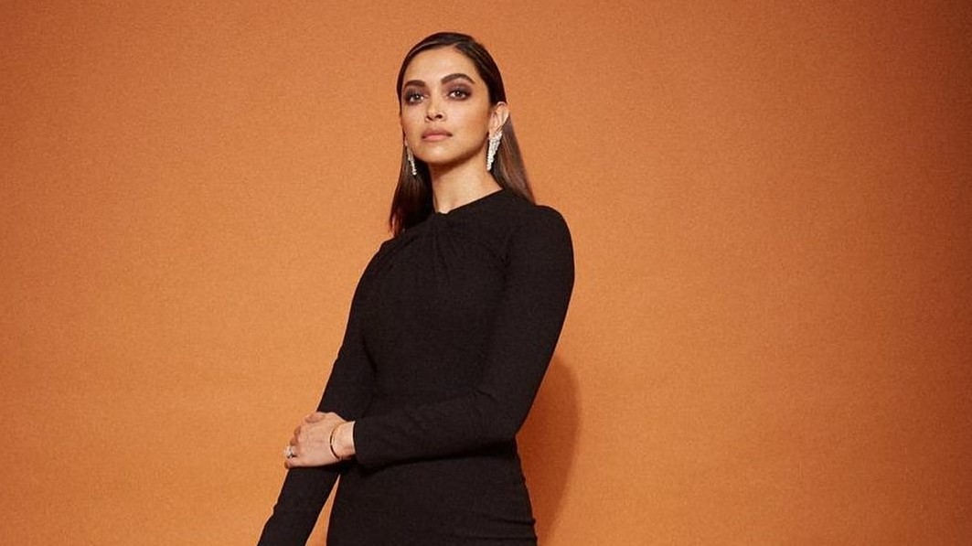 VOGUEIndia's tweet photo. No one does a black dress better than #DeepikaPadukone https://t.co/BCQv5KRp7k https://t.co/nRZpikNX4Y