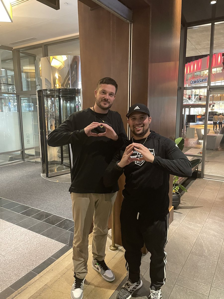 Tracy Ford (@tfordfsp) on Twitter photo Got a chance to chop it up at dinner with <a href="/oregonfootball/">Oregon Football</a> head coach <a href="/CoachDanLanning/">Dan Lanning</a> tonight! Man there is no question the Ducks program is moving in the right direction! I-5 south looking like a nice direction for some of our FSP Boys! #FamilyBizz #GoDucks🟡🟢 Got a chance to chop it up at dinner with <a href="/oregonfootball/">Oregon Football</a> head coach <a href="/CoachDanLanning/">Dan Lanning</a> tonight! Man there is no question the Ducks program is moving in the right direction! I-5 south looking like a nice direction for some of our FSP Boys! #FamilyBizz #GoDucks🟡🟢