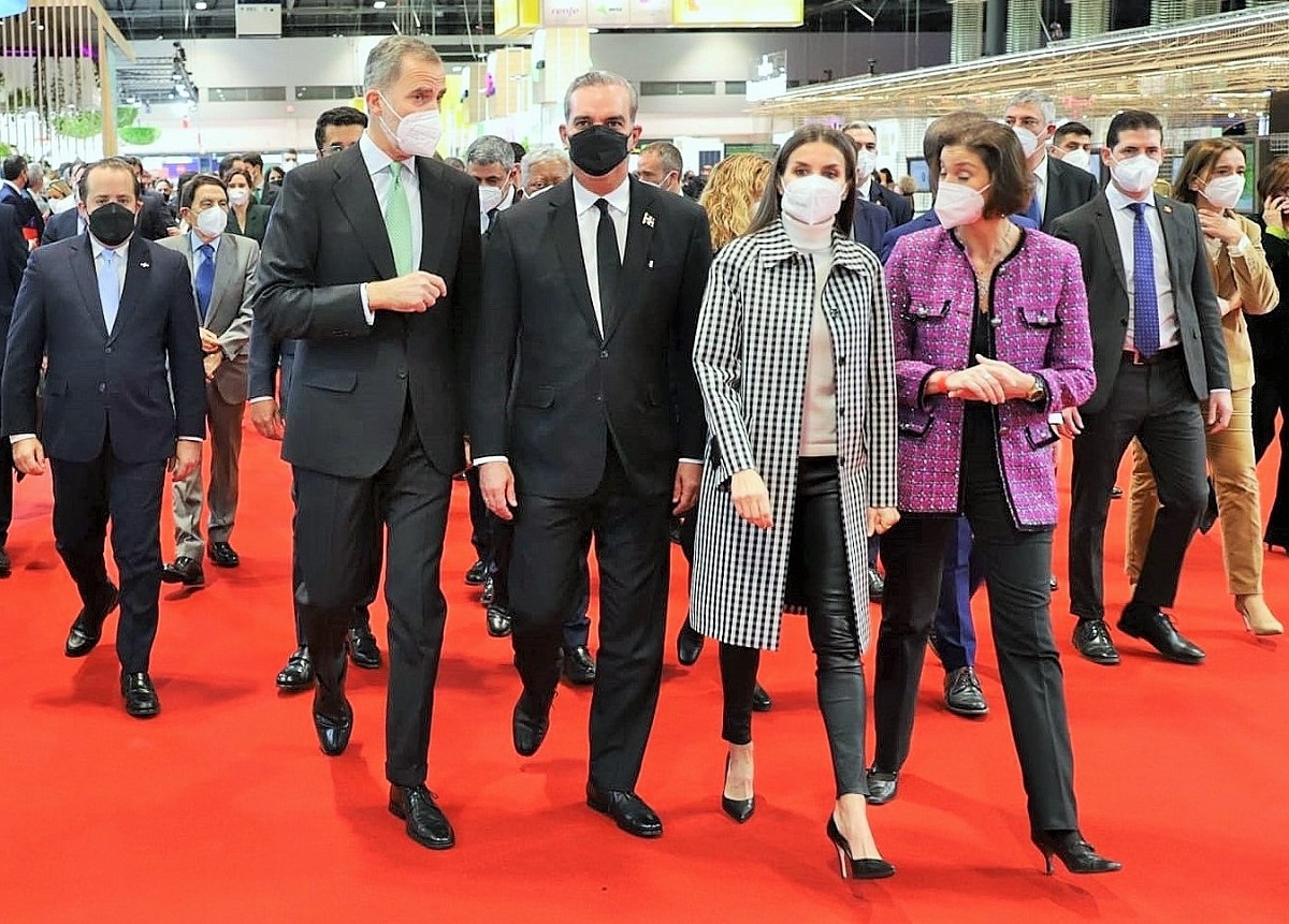 TurismoyGolfMX's tweet photo. "IMPOSIBLE SUSPENDER"
El Rey Felipe, la Reina Leticia y el Presidente de @godomrep, @luisabinader, inauguraron @fitur_madrid entre medidas sanitarias y en un marco de contagios. Hay 7,000 profesionales de 107 países en @IFEMA. #FITUR2022 #SomosTurismo #GoRepDom #Turismoygolfmx https://t.co/QvNaAC5P6m