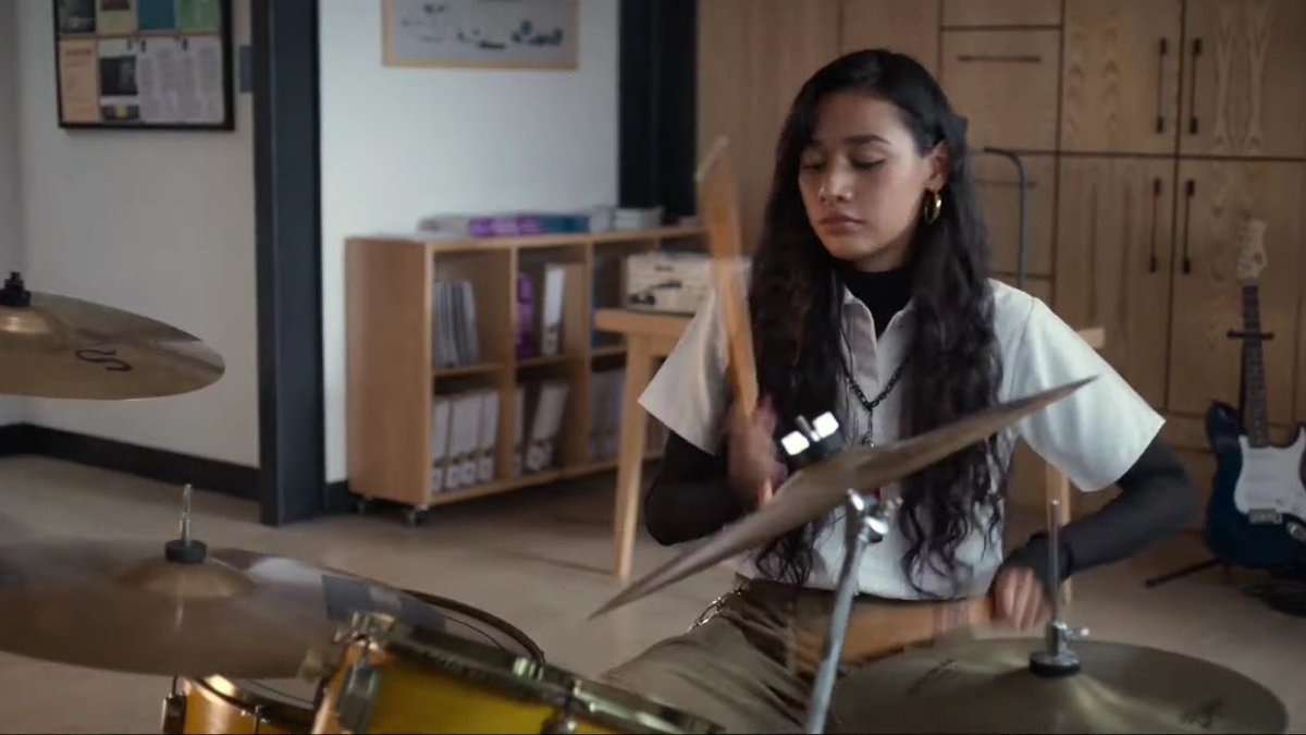 lvzeth's tweet photo. i will let this drummer girl kiss me 😩 https://t.co/sM8VIQZ36S