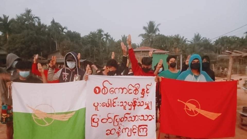 hsu_1611's tweet photo. Anti-coup revolutionary strike in a village from Tanintharyi's Dawei, Launglon as usual. 🪧

#2022Jan20Coup #WarCrimesOfJunta
#WhatsHappeningInMyanmar https://t.co/YbQVEp3Kyg