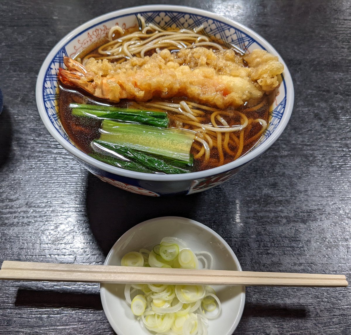 【昼食記録】 平塚駅 ともえ 天ぷらそば 久しぶりの出張。 寒い体に染みるそばのあたたかさ。 シンプルイズベスト＼(^o^)／ こんなぬくもりのあるそばを作りたい。 ＃昼飯 ＃そば ＃外食