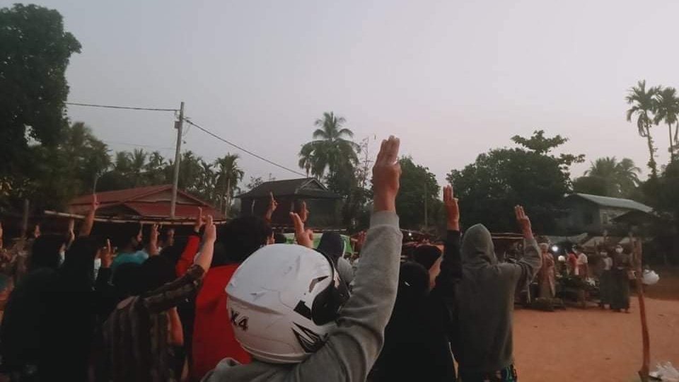hsu_1611's tweet photo. Anti-coup revolutionary strike in a village from Tanintharyi's Dawei, Launglon as usual. 🪧

#2022Jan20Coup #WarCrimesOfJunta
#WhatsHappeningInMyanmar https://t.co/YbQVEp3Kyg