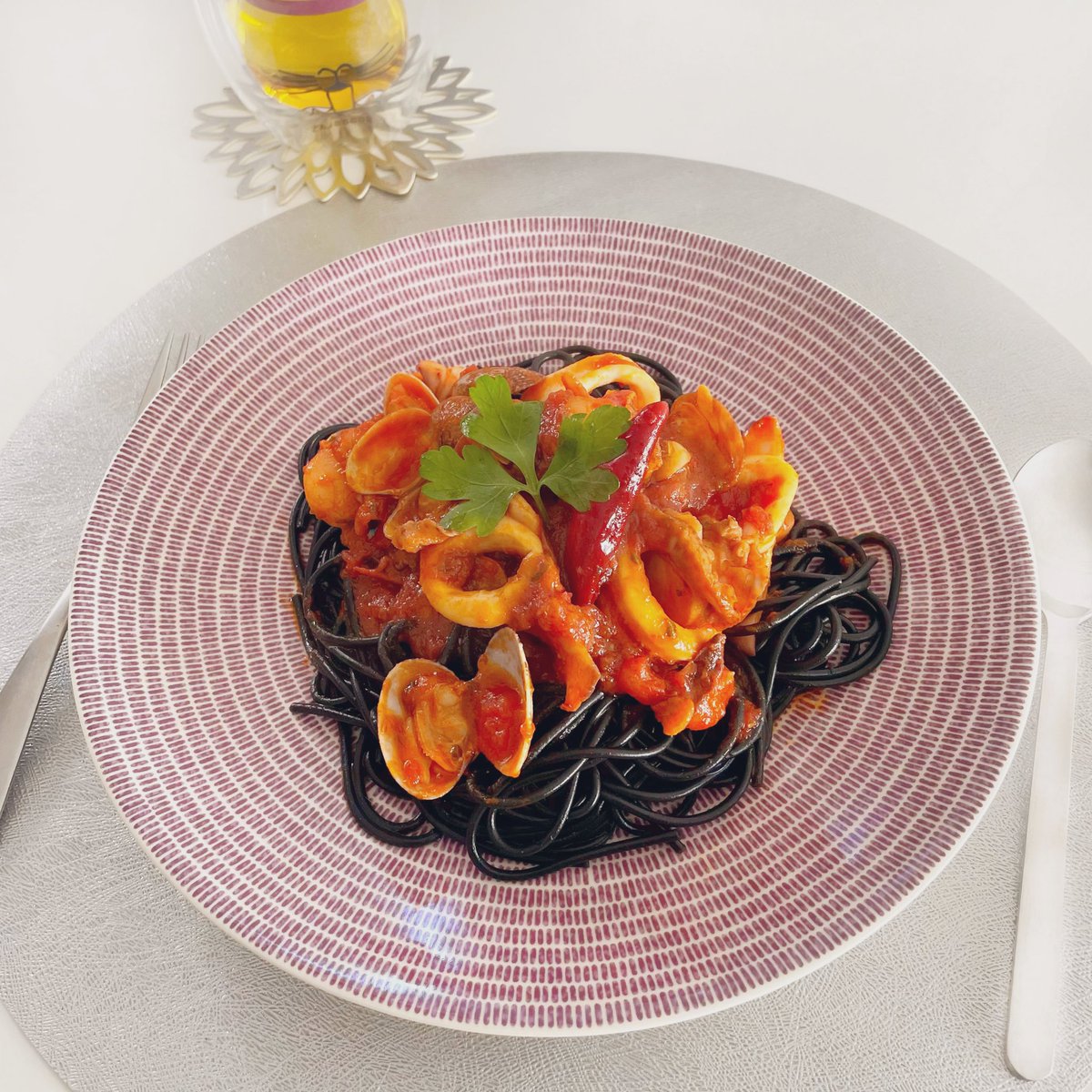 enukaka's tweet photo. 近くのスーパーで購入した真っ黒のパスタ（イカ墨のパスタ）を使ってペスカトーレ🍝

#ブラックパスタ　#ペスカトーレ
#おうちごはん　#おうちご飯 https://t.co/HgTOHhaZtR