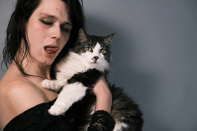 Drunk photoshoots with my son 🍷💗 https://t.co/JfbwBSZExP