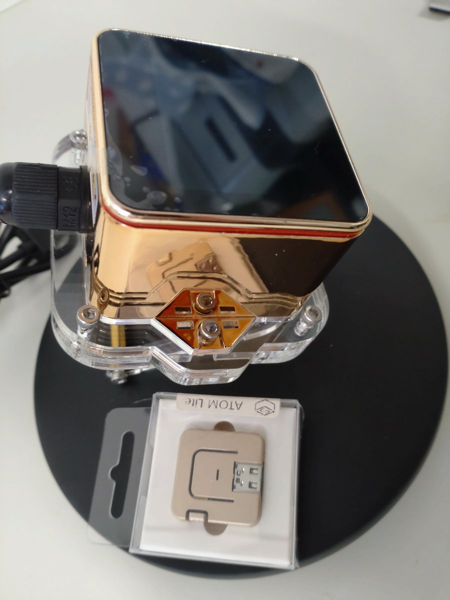 takayuki_kosaka's tweet photo. #M5Stack_Contest_2021 の賞品が届きました。金色のM5Stack Tough!!

聖闘士星のゴールドクロス並みにキラキラしてます。
昨年度賞品の金色ATOM Liteと比べると塗装レベルが各段にアップしています。

Jimmy ありがとう！！！ https://t.co/Eker76c5de