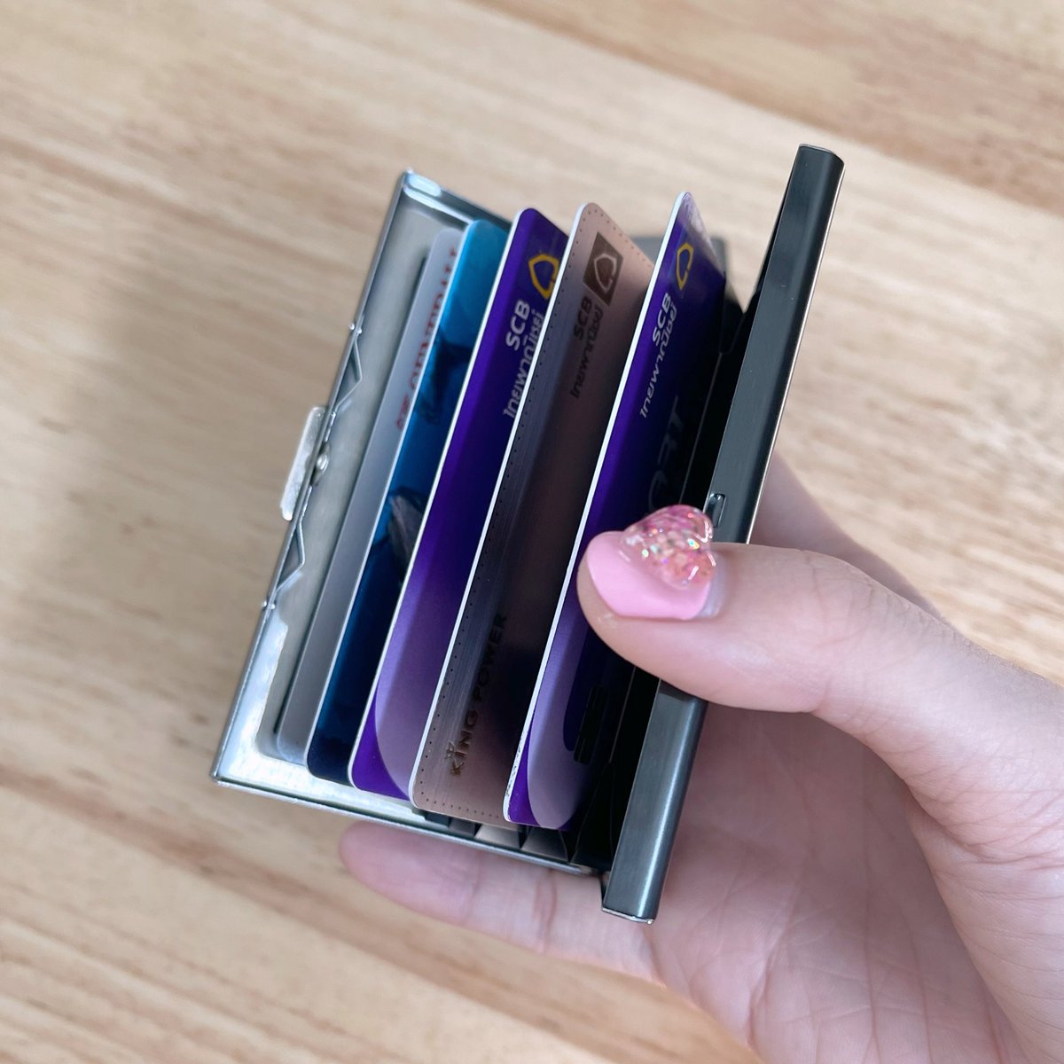 Bonusiie's tweet photo. เป็น Money Clip Box แบบกล่องแสตนเลส ใส่ได้ทั้งนามบัตร ฯลฯ วัสดุแข็งแรง สวยงามมาก ข้างในมีช่องให้ใส่บัต��ได้ 6 ช่อง พกพาง่าย ขนาดเล็กกำลังพอดี เราว่าเหมาะกับคนไม่ชอบพกกระเป๋าตังค์แบบเราเลย หยิบบัตรเครดิต atm บัตรประชาชน เงิน สะดวกสุดๆ 58 บาท

𝐀𝐟𝐟.𝐥𝐢𝐧𝐤 https://t.co/Y4oHJBRQW0 https://t.co/r8KsjjYyOK
