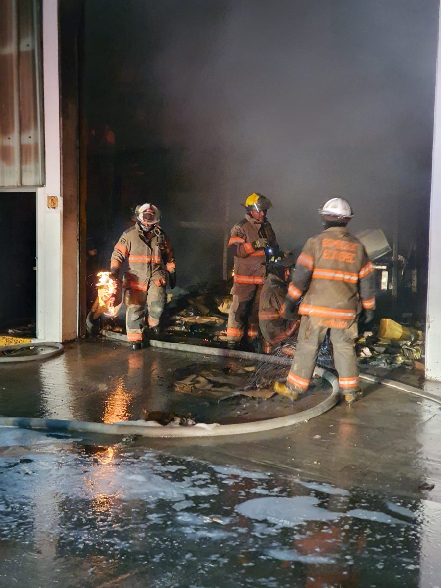 FerVilchisMx's tweet photo. #Solidaridad | Elementos de @PCB_Ecatepec, al mando de la directora @Vica_AR, brindan apoyo a nuestros hermanos de la alcaldía @AzcapotzalcoMx, para sofocar un fuerte incendio registrado en una fábrica de bicicletas y refacciones la tarde de este miércoles.
@CNPC_MX https://t.co/4WztpI0hKl