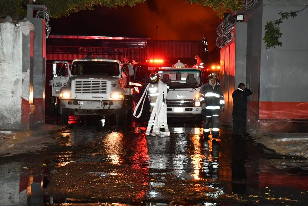 FerVilchisMx's tweet photo. #Solidaridad | Elementos de @PCB_Ecatepec, al mando de la directora @Vica_AR, brindan apoyo a nuestros hermanos de la alcaldía @AzcapotzalcoMx, para sofocar un fuerte incendio registrado en una fábrica de bicicletas y refacciones la tarde de este miércoles.
@CNPC_MX https://t.co/4WztpI0hKl