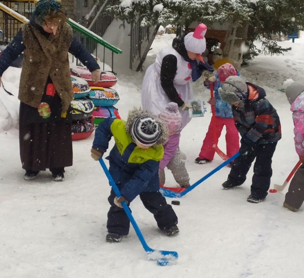 В рамках проекта «Успех каждого ребенка» сотрудники детского сада № 328 провели с воспитанниками зимнюю спартакиаду. Воспитанники группы «Пчелка» и «Подсолнушек», получили много положительных эмоций, участвуя в спортивном празднике.