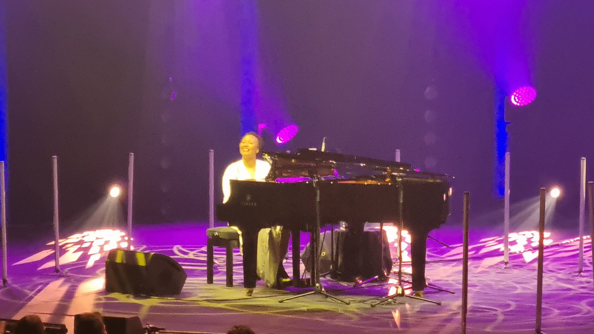 The best evening .. Listening to <a href="/emelisande/">Emeli Sandé</a> the voice of an angel beautiful and mesmerizing 💗 Thank you 🙌🏽