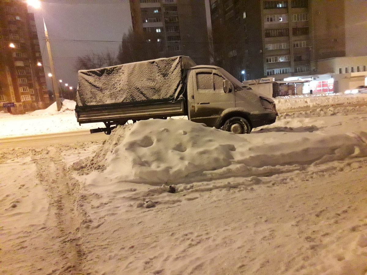 eliz0206's tweet photo. @promadm Прошу вашей помощи. Въезд во двор перекрывает стоящая газель (уже несколько дней стоит) - такси отказываются заезжать во двор к подъезду и человек со сломанной ногой вынужден идти через весь двор на костылях, рискуя упасть. Просьба принять меры в отношении грузового авто https://t.co/QxVTAq74Vr