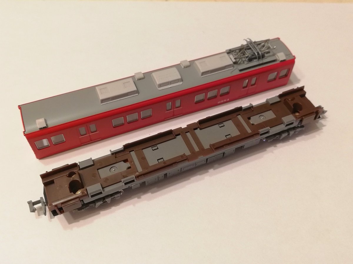 ygtngy15's tweet photo. ライト関係は9次車と全く同じ
屋根周りは9次車とは違い2003年頃の状態をプロトタイプとしている為、対空表示は無し。
前に発売された名鉄5000系で採用されていた動力車の車端部パーツは今回は採用されず。これに関しては9次車も同じ。
#グリーンマックス #名鉄 #6500系 #1次車 #6504f #標識灯2灯 https://t.co/QeYl8jz6LP