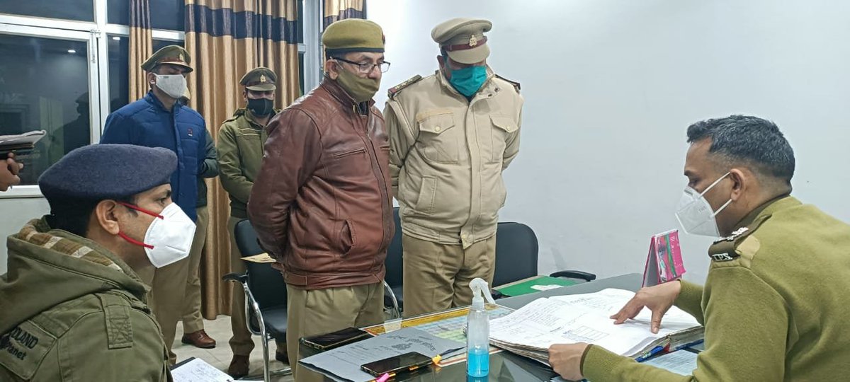 kanpurnagarpol's tweet photo. #POLICE_COMMISSIONERATE_KANPUR_NAGAR में थानों से लेकर गश्त पर पुलिस की मुस्तैदी परखने को पुलिस आयुक्त विजय सिंह मीना रात 1 बजे अचानक थाना सीसामऊ व थाना बजरिया पहुंचे तो वहां सरगर्मी तेज हो गई, पुलिस आयुक्त ने निरीक्षण करते हुए एलर्ट रहने के निर्देश दिये। @Uppolice https://t.co/aUYM8O2eiR