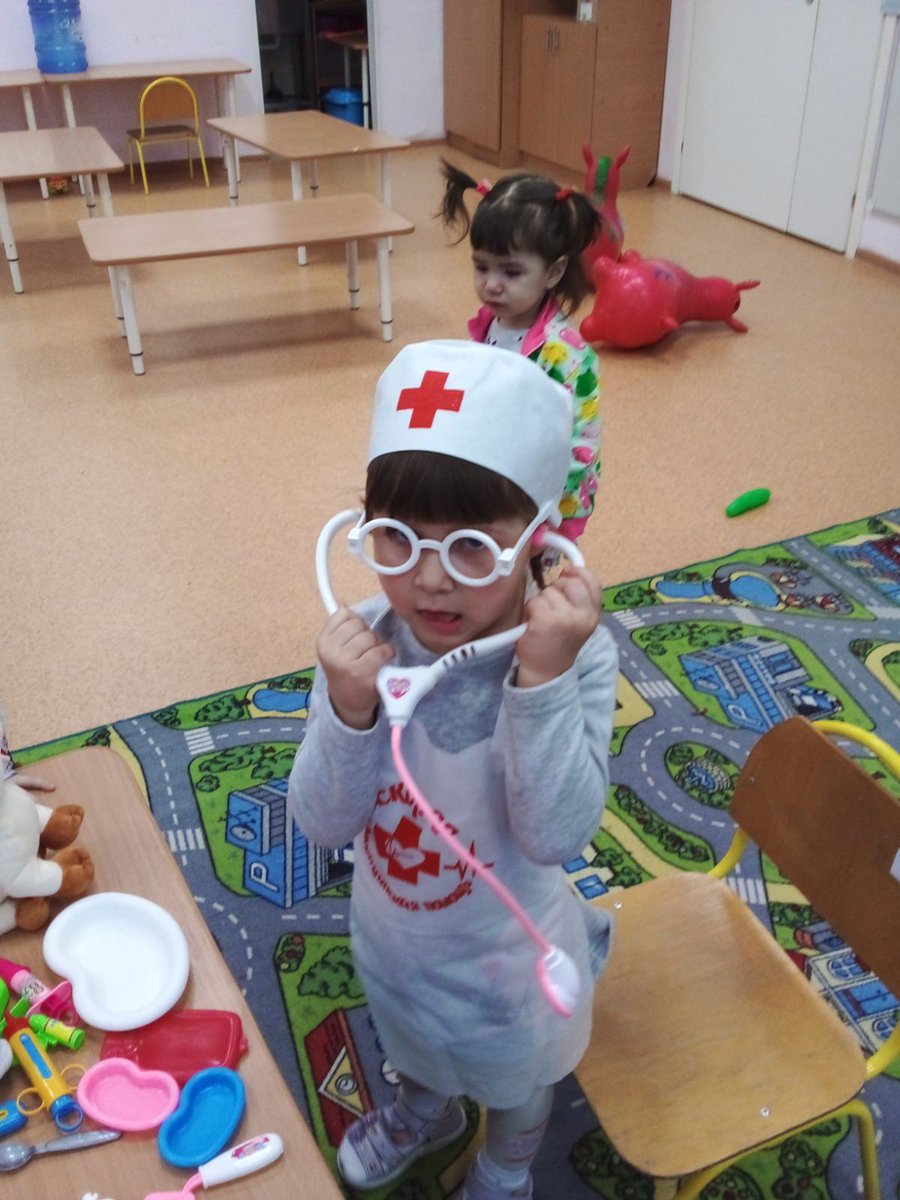 Игра "Больница" в первой мл группе "Ручеёк" помогает обучить малышей принимать на себя роль доктора, медицинской сестры, больного. Дети в процессе игры выполняют соответствующие роли, называют необходимые инструмены, применяют их для лечения больного. Деткам очень понравилось!