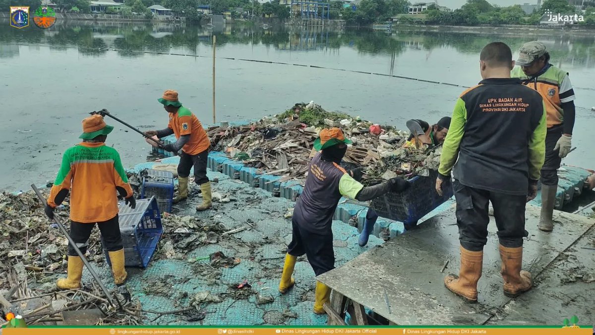 dinaslhdki's tweet photo. Penanganan kebersihan rutin Waduk Tomang Barat Jalan Tanjung Duren Utara XI, Jakarta Barat.

#PasukanOrangeDLH selalu siap dalam antisipasi musim penghujan dengan siaga melakukan pembersihan dan pemantauan di kali/sungai, waduk/danau dan saluran PHB.

#DKIJakarta #SiagaIbukota https://t.co/0n7C2eA1GU