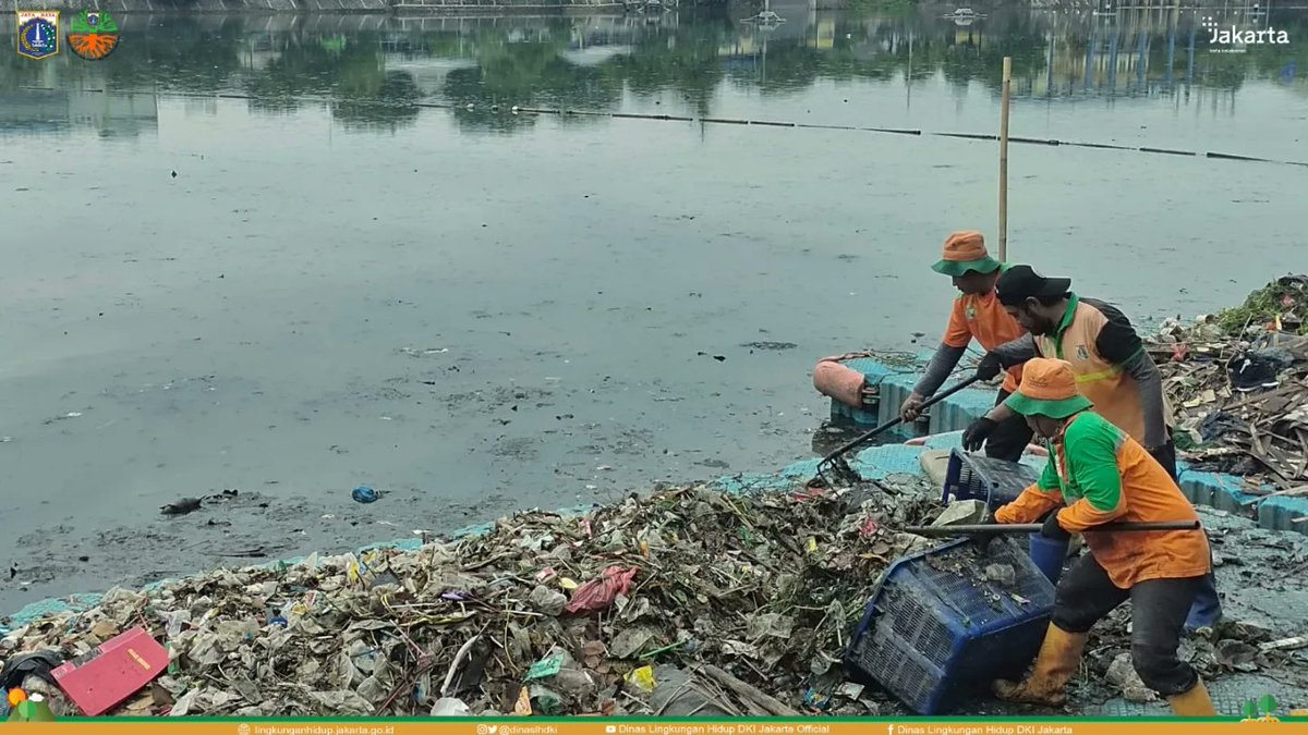 dinaslhdki's tweet photo. Penanganan kebersihan rutin Waduk Tomang Barat Jalan Tanjung Duren Utara XI, Jakarta Barat.

#PasukanOrangeDLH selalu siap dalam antisipasi musim penghujan dengan siaga melakukan pembersihan dan pemantauan di kali/sungai, waduk/danau dan saluran PHB.

#DKIJakarta #SiagaIbukota https://t.co/0n7C2eA1GU