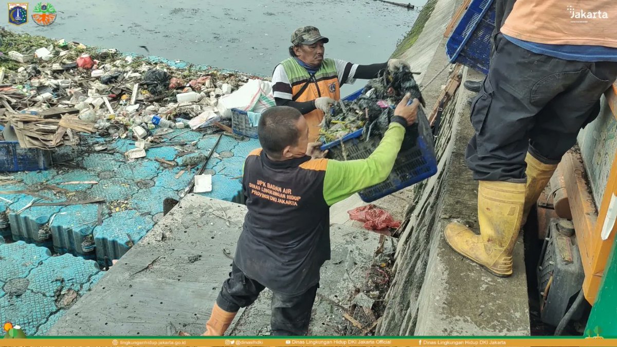 dinaslhdki's tweet photo. Penanganan kebersihan rutin Waduk Tomang Barat Jalan Tanjung Duren Utara XI, Jakarta Barat.

#PasukanOrangeDLH selalu siap dalam antisipasi musim penghujan dengan siaga melakukan pembersihan dan pemantauan di kali/sungai, waduk/danau dan saluran PHB.

#DKIJakarta #SiagaIbukota https://t.co/0n7C2eA1GU