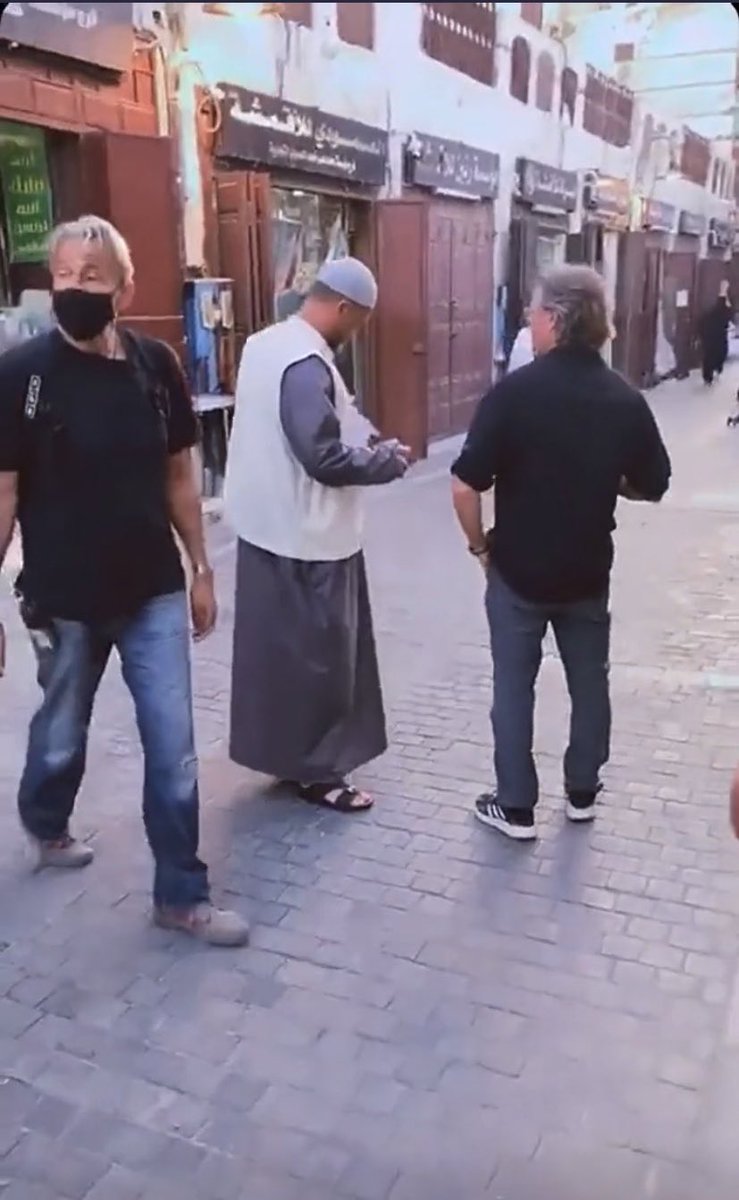 الاسطورة ترافيس يبدو مستمتعاً اثناء تصويره لفيلمه الجديد في جدة 🇸🇦.