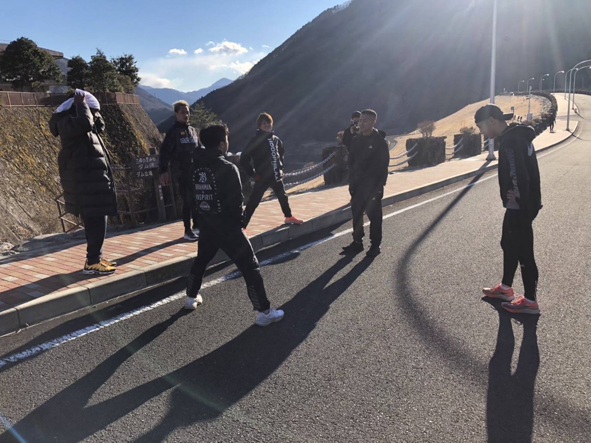 boxing_magazine's tweet photo. 試合を控える大橋ジムメンバーが恒例の丹沢での走り込み合宿。平岡アンディ、中嶋一輝、桑原拓、安達陸虎、武居由樹、中垣龍汰朗がジャスティス・コジョ&amp;八重樫東トレーナーに鍛えられている👍
写真提供_大橋ボクシングジム https://t.co/W777vvQPo4