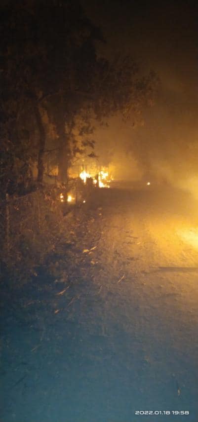 IrrawaddyNews's tweet photo. Myanmar junta forces and a local militia burned down houses and killed livestock in Sanmyo Village in Magwe Region’s Gangaw Township on Tuesday, the People’s Defense Force-Gangaw said. Junta forces also torched the village on Dec. 21. 
(Photo: PDF-Gangaw)
#WhatsHappeninInMyanmar https://t.co/Xjzxe0goBB
