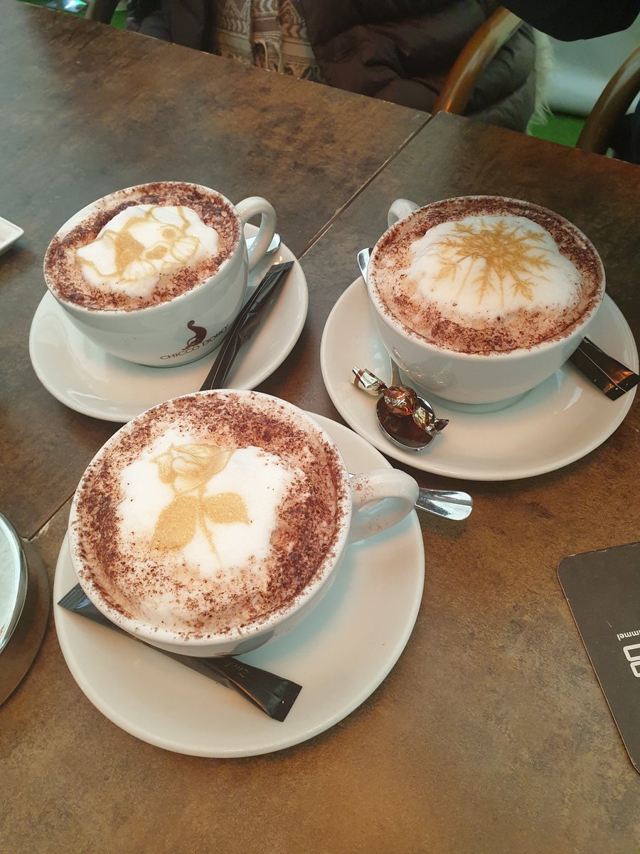 Hab ich doch glatt vergessen, euch den Kaffee zu zeigen. So schön gemacht: Hund, Schneeflocke und Rose. Ein Künstler am Werk 😊 Und geschmeckt hat er auch 😋