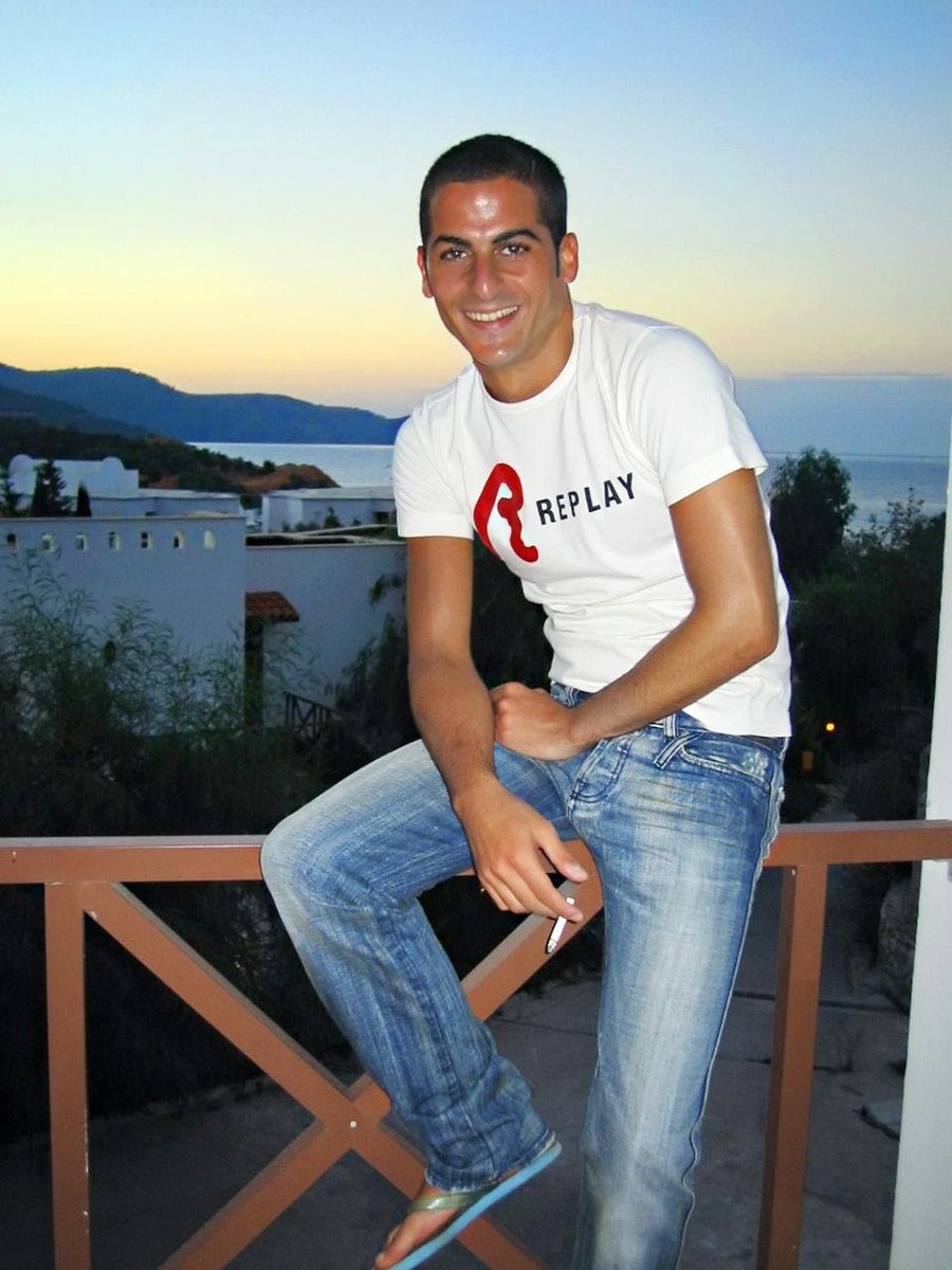 julienbahloul's tweet photo. Il y a pile 16 ans, le 20 janvier 2006, était kidnappé à Paris Ilan Halimi, avant d’être retenu otage 24 jours, battu, torturé et brûlé vif, parce que juif.
Ilan, le visage de toute une génération. 
Ne l’oublions jamais. https://t.co/Vxs0wH02Fo