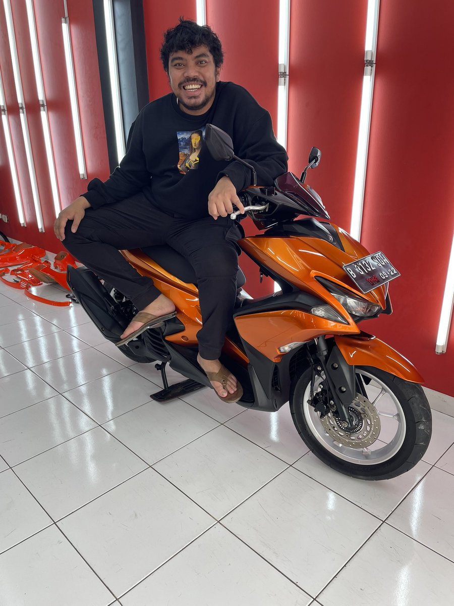 Motor gua abis di repaint jadi warna oren, tiap naik motor jadi inget baju fico di polda 😅
