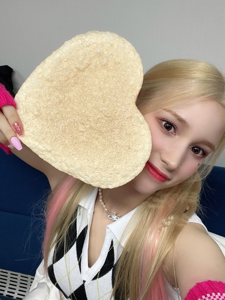 ot9diary's tweet image. [220120] FNS — HBY 🪐

Took 🐯 unnie’s heart-shaped puffed rice and ate it 😋💛