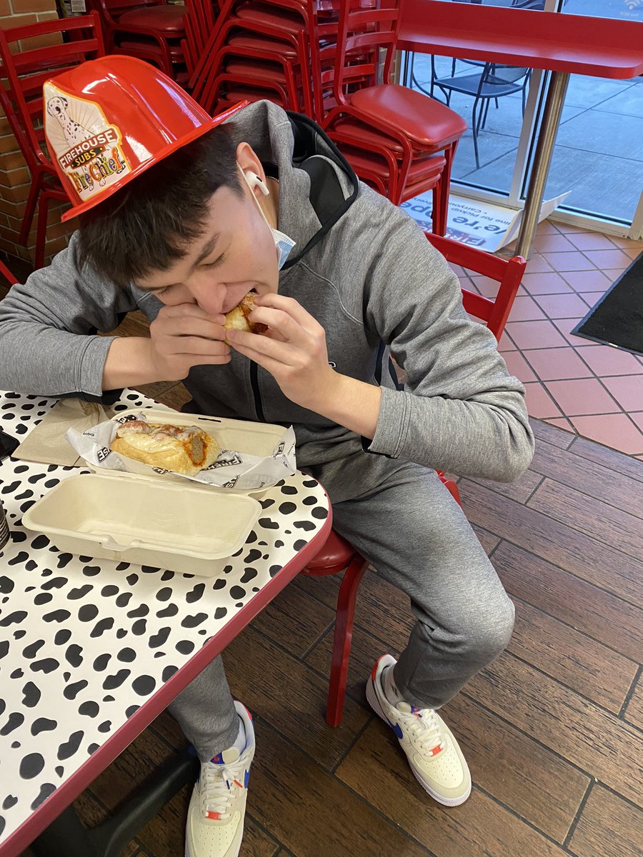 Bellevue wins their first game in the North Region. 88-62. 13 Doggies scored led by:

<a href="/JettB9/">Jett Briceno</a> 13p, 3-6 from 3
<a href="/Drtjrr/">Daniel Thomas</a> 13p, 6-8 from the field

Thanks to <a href="/FirehouseSubs/">Firehouse Subs</a> for the pregame meal!!

#GoDoggies