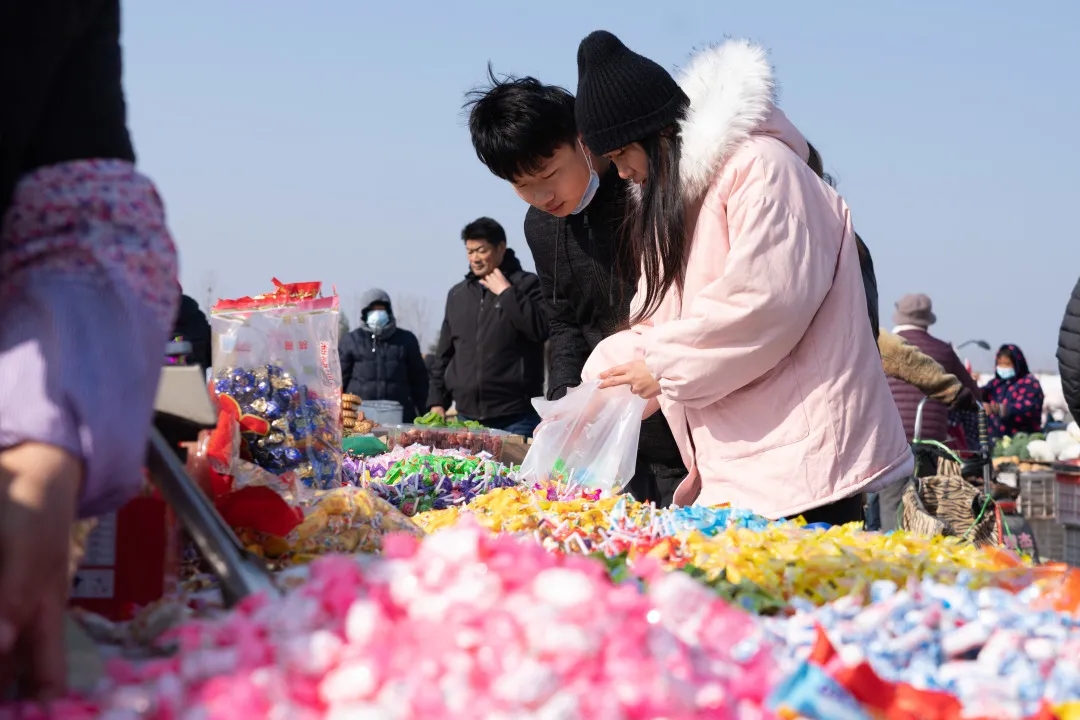 QingdaoWCNA's tweet photo. More and more people come to Boli Bazaar in #QingdaoWCNA to experience the festive culture recently. With a history of over 300 years, the bazaar is one of the oldest and largest markets in Qingdao. In March 2012, it was included as a municipal intangible cultural heritage. #WCNA https://t.co/a5XMp9Hwdm