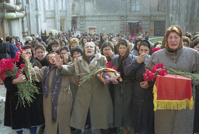 CeyhunAsirov's tweet photo. Sovyetler birliği Ordusu 20 Ocak 1990'da Ermenileri korumak iddiası ile Bakü'ye girerek büyük bir katliam yaptı. O gece Bakü şehrinde 150 Azerbaycanlı sivil katledildi,750 kişi yaralandı, yaklaşık 400 kişi gözaltına alındı.
#20Yanvar #Azerbaycan https://t.co/ualz1zd0t8