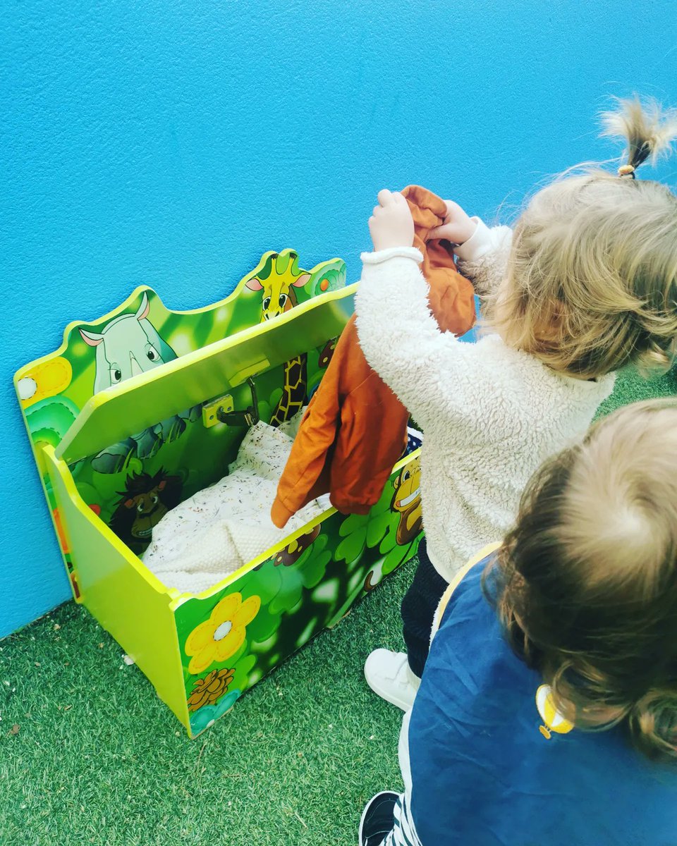EducadoraEvelyn's tweet photo. 🧤 ❄️The winter trunk ❄️ 🧣

Aprovechando que tenemos un baul en el aula, lo hemos llenado de diferentes prendas de invierno y trabajamos:

- Manipulación. 
-Percepción visual: localizarlas y diferenciarlas.
-Nociones de espacio: dentro/fuera. 
-Vocabulario.

@Novaschool_es https://t.co/cKGwYBuNbt