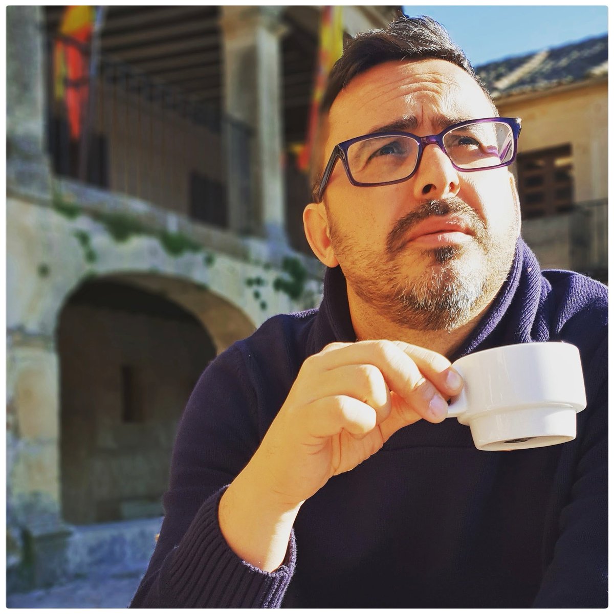 Pensando si mandarle al Obispo de Tenerife el Evangelio de San Juan, (versículo 13, 12:15)  donde dice: "Todos somos iguales ante los ojos de Cristo."
A lo mejor se saltó esa línea...