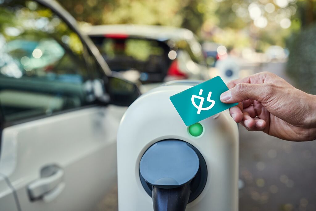 ShellMotorsport's tweet image. .@Shell has opened its first forecourt fully dedicated to EV charging in the UK ⚡️

#ShellRecharge Fulham Road features nine high-powered 175kW charge points, a Costa café and Little Waitrose &amp;amp; partners convenience store, enabling you to recharge whilst you recharge your car! 🔋