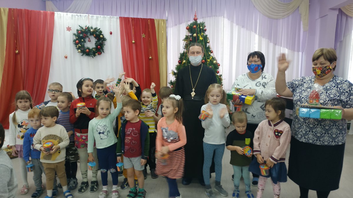 socgost402's tweet photo. Мы говорим СПАСИБО! Рождественские подарки 
(наборы для творчества, дидактические и развивающие игры) детям с ОВЗ вручил игумен Агафангел (Кузнецов) Вознесенского монастыря Сызранской епархии Русской Православной Церкви. https://t.co/rIexYFo8bt