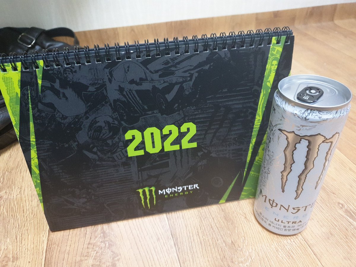 jinschoice's tweet photo. @MonsterEnergyKR 2022 캘린더 잘 받았습니다. 기념으로 울트라와 한 컷!! https://t.co/AZTcjm3gaj